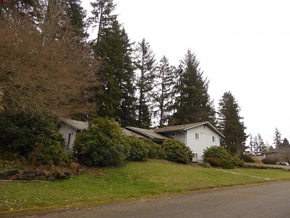 2nd image of 206 San Mar Dr NE