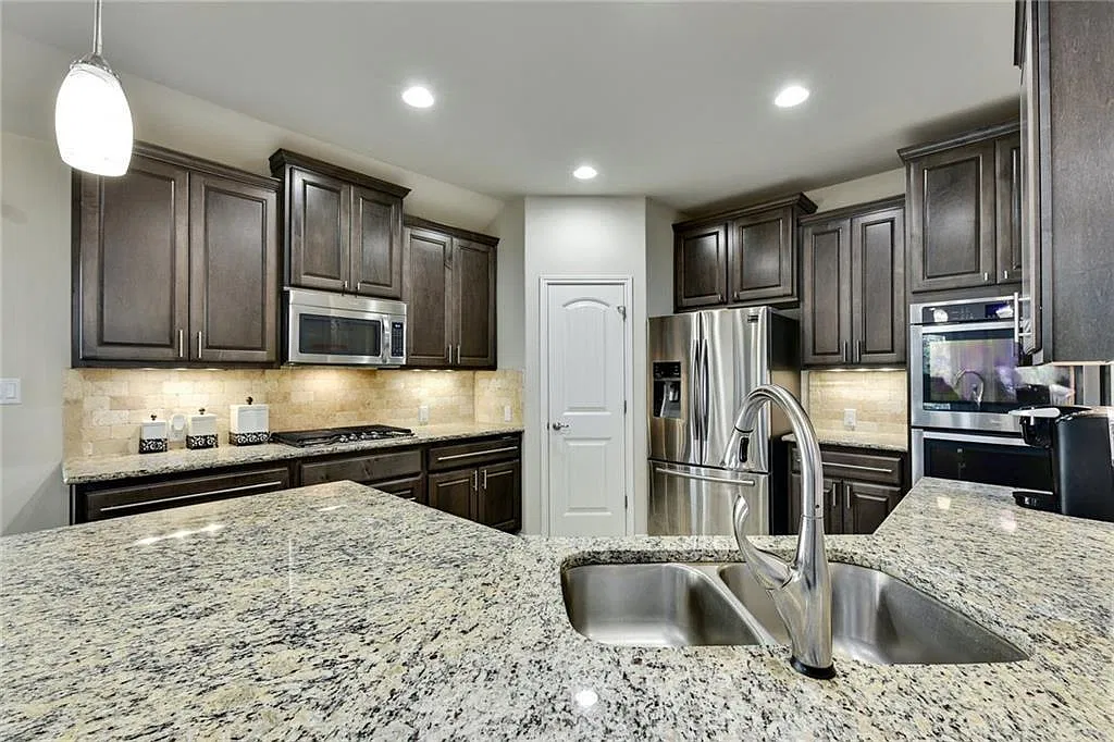 3 bed, 2271 sqft, $2,350 — Photo 4