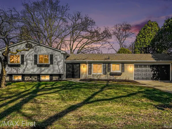 36626 Chatham Ct, Clinton Township, MI 48035