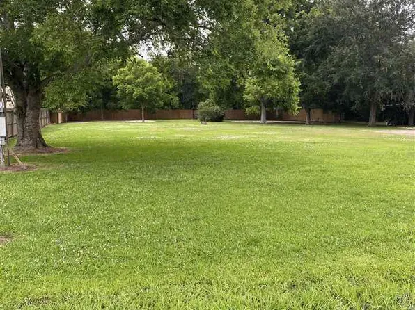 8559 N Garden Dr, Beaumont, TX 77705