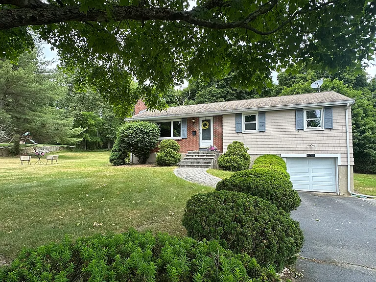10 Cedar Ridge Dr — Photo 1