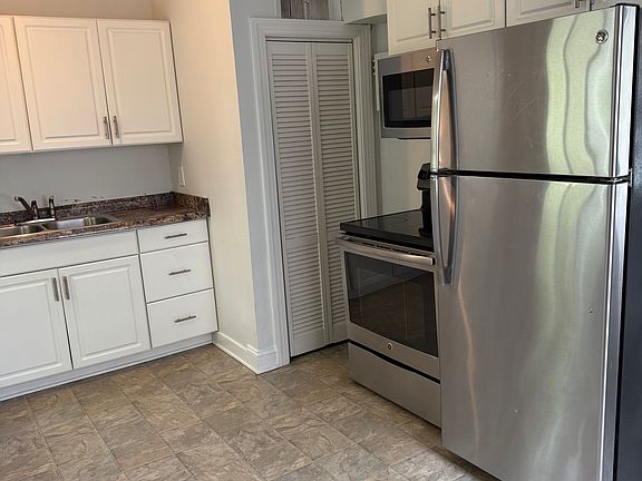 3rd image of 3010 Sweetbrier Ave SW #3010