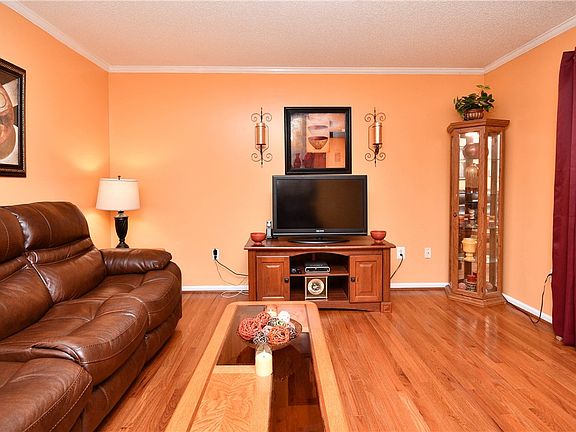 4th image of 109 Bailey St