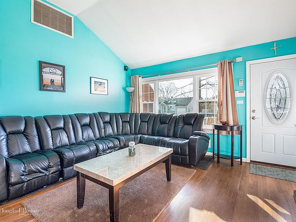 3rd image of 3543 Manhasset St