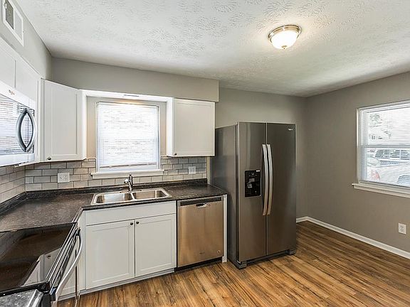 3rd image of 3233 Mammoth Dr