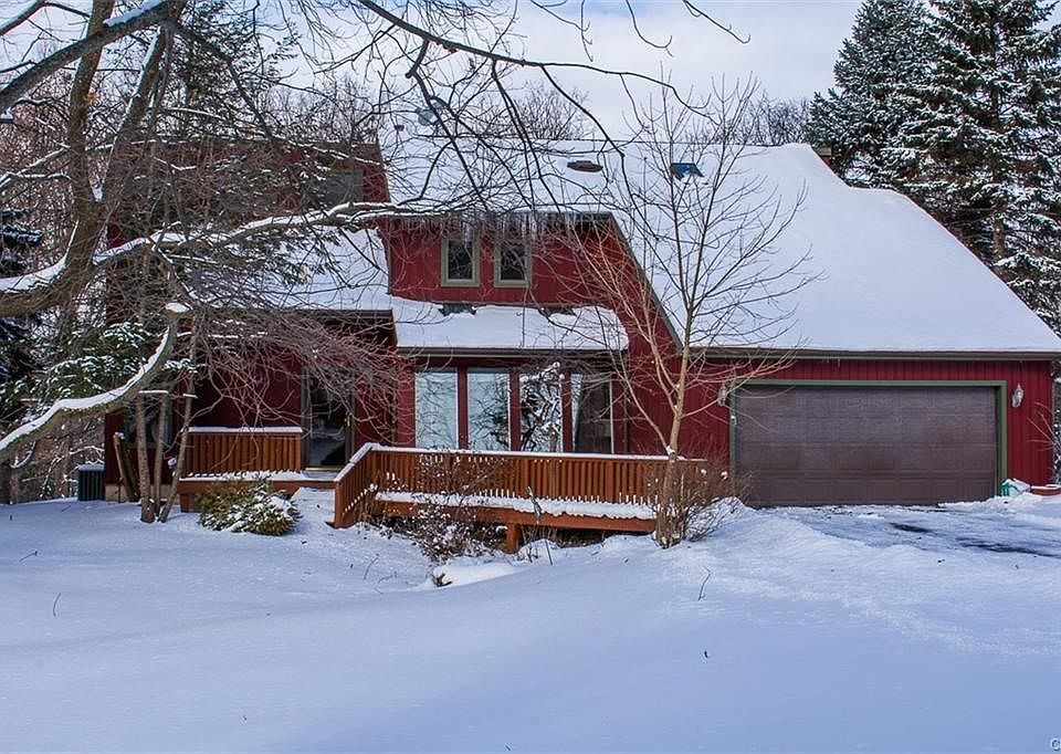A scenic home for all seasons