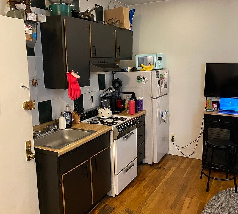 1st image of 442 W 54th St #171
