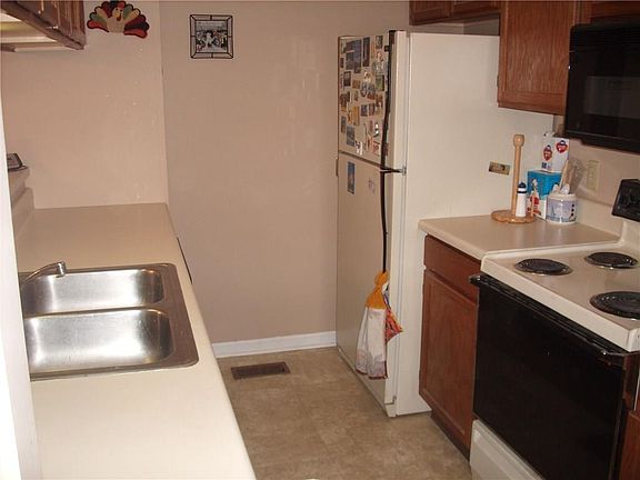 3rd image of 46 Courtshire Ln