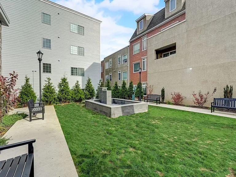 Lilac Pointe — Photo 15