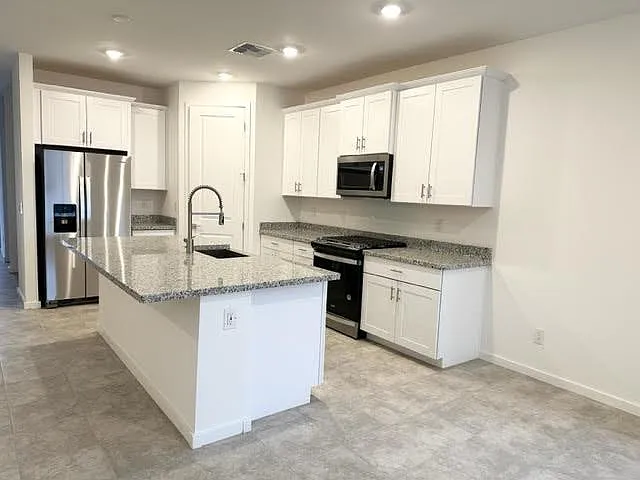 6828 W Milada Dr — Photo 2