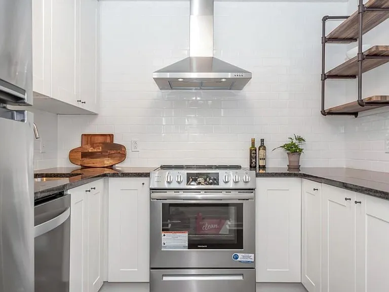 1550 Swallow Dr — Photo 2