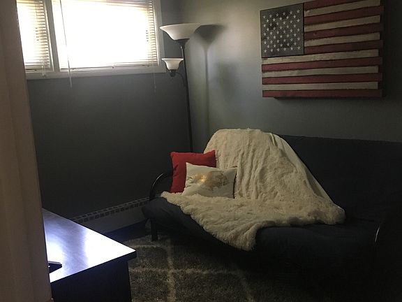 Guest room/bedroom with closet