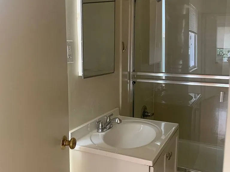 328 Waverley St — Photo 11