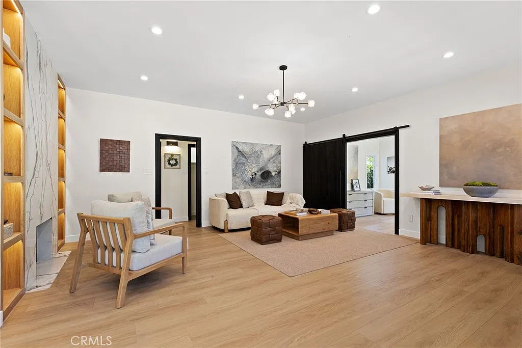 3 bed, 2.5 bath, 2008 sqft, $7,999 — Photo 4