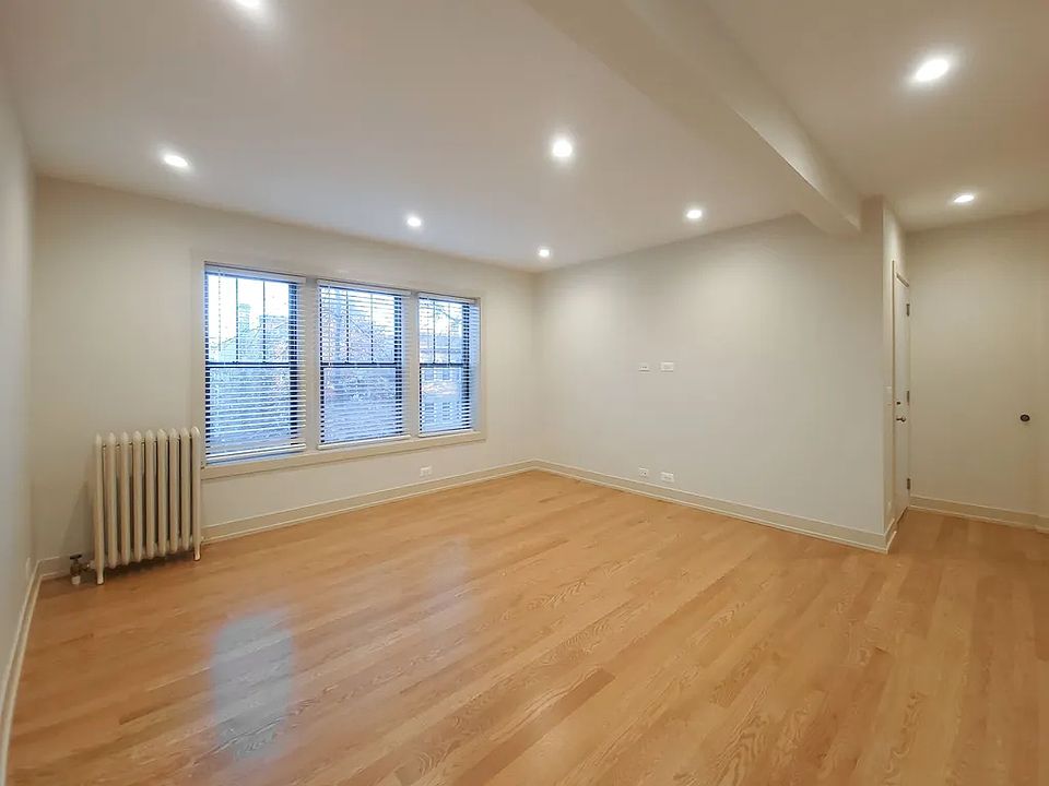 1st image of 4957 N Oakley Ave #1