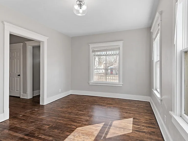 216 W 32nd St — Photo 6