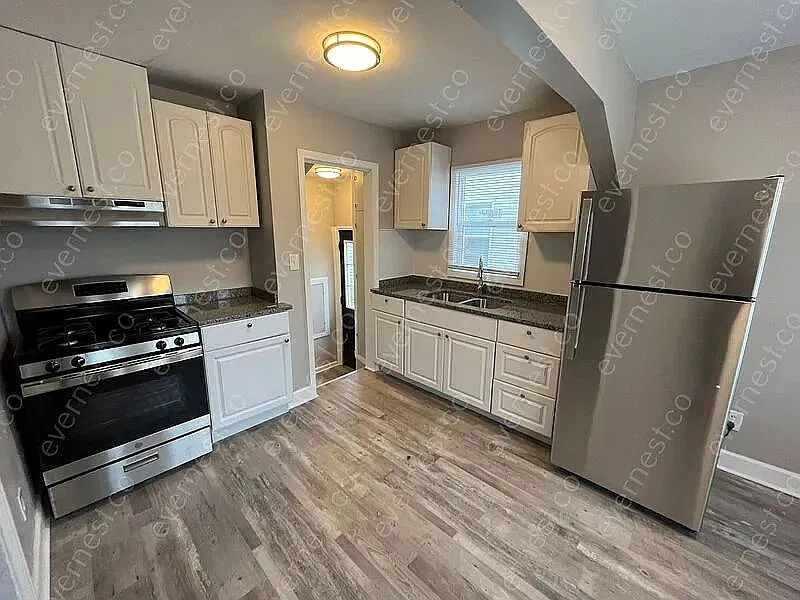 3 bed, 1.0 bath, 1071 sqft, $1,650 — Photo 2