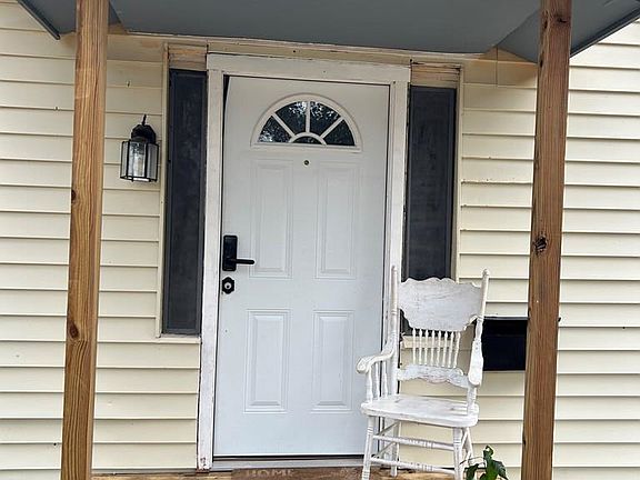 4th image of 909 E Filmore Ave
