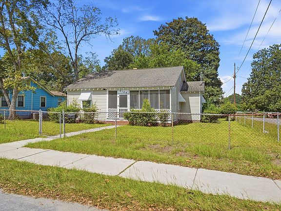 2nd image of 2144 Banyan St