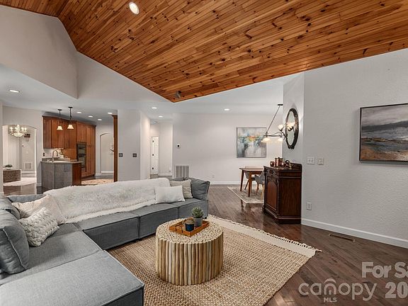 2nd image of 86 Oak Hollow Dr