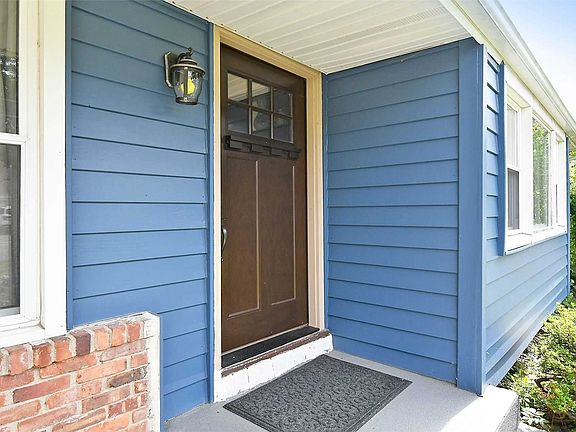 3rd image of 8 Glenwood Ln