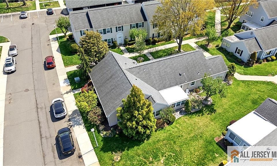1st image of 272 Middlebury Ln