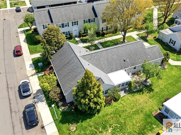 272 Middlebury Ln, Monroe Township, NJ 08831