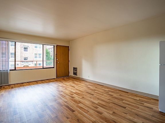4th image of 1120 NE 43rd St #1-406