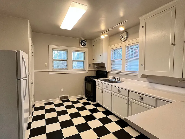 715 Barnett St NE — Photo 7
