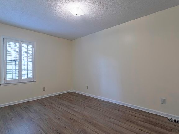 2nd image of 3914 Hickory Dr