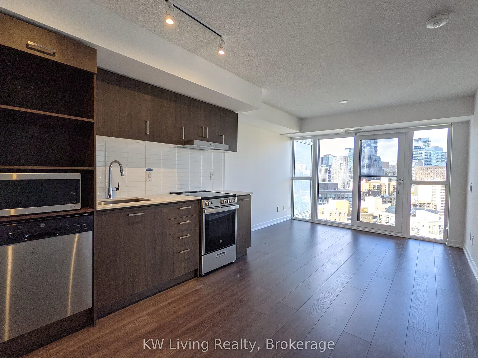 219 Dundas St E — Photo 4