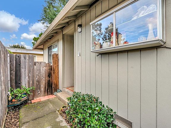 3rd image of 1140 3rd Street
