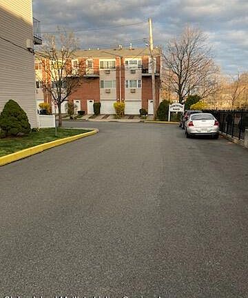 4th image of 22 Francine Ct #B