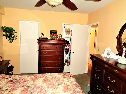 Sold by Thomas Lipovetsky, LREB | media 48