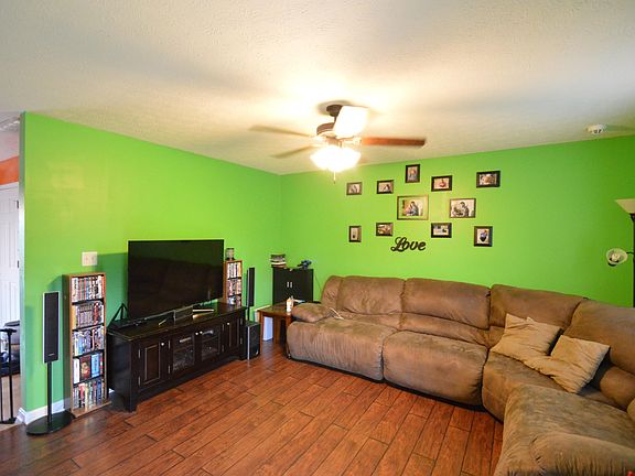 2nd image of 434 Gentry Ln