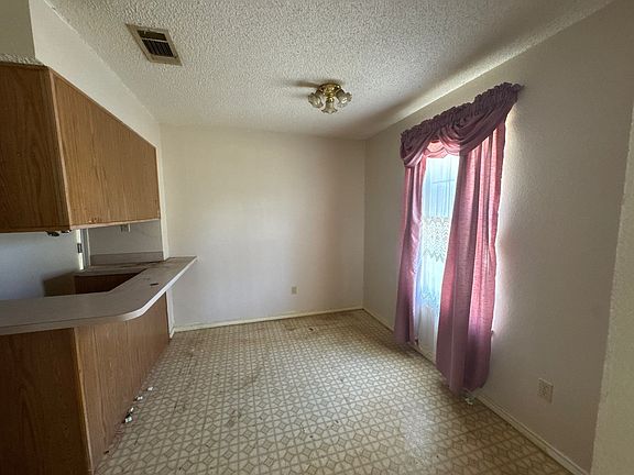 3rd image of 800 Maple St