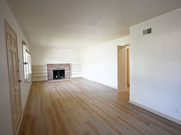3rd image of 967 Elizabeth Dr