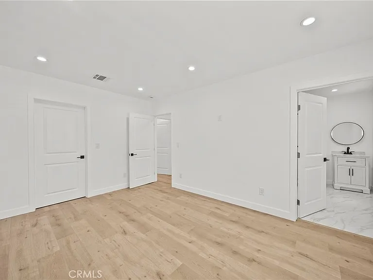 11488 Burbank Blvd — Photo 8