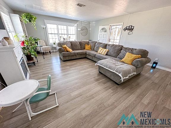 5th image of 515 W Avenue E