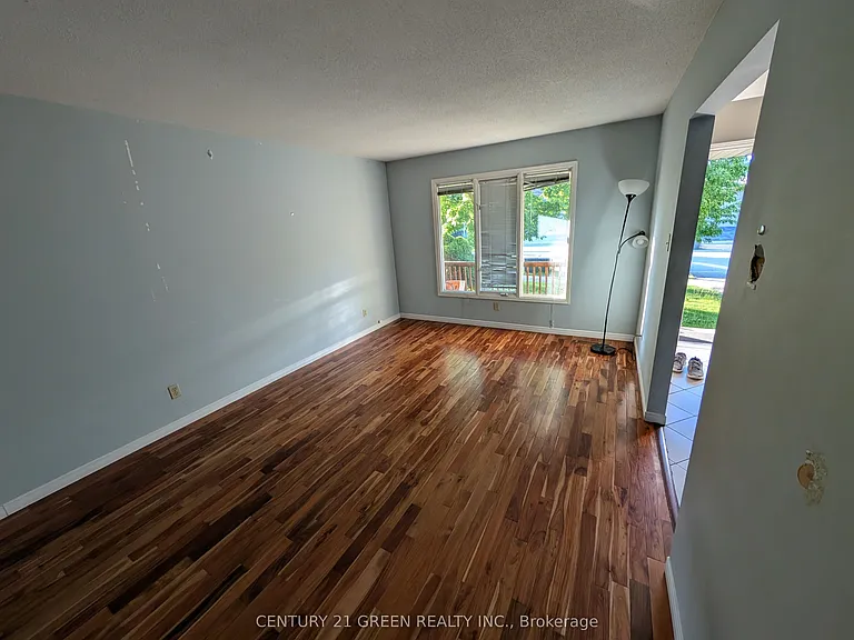 61 Ashley Cres — Photo 6