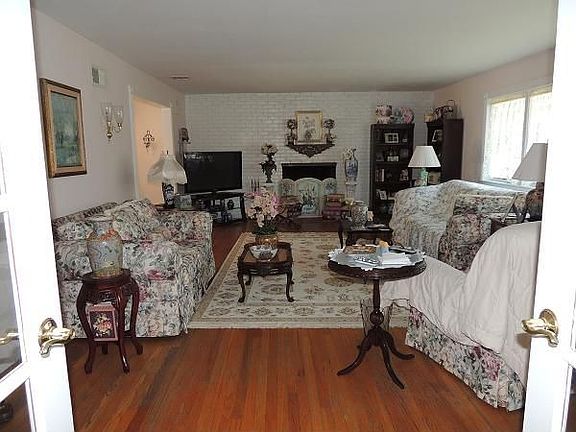 Living room w/fireplace