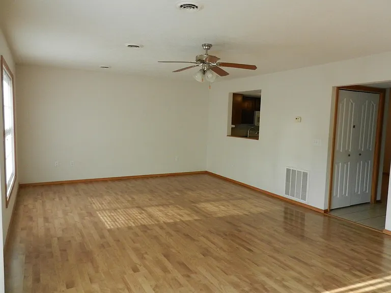 707 Savannah Ave — Photo 2