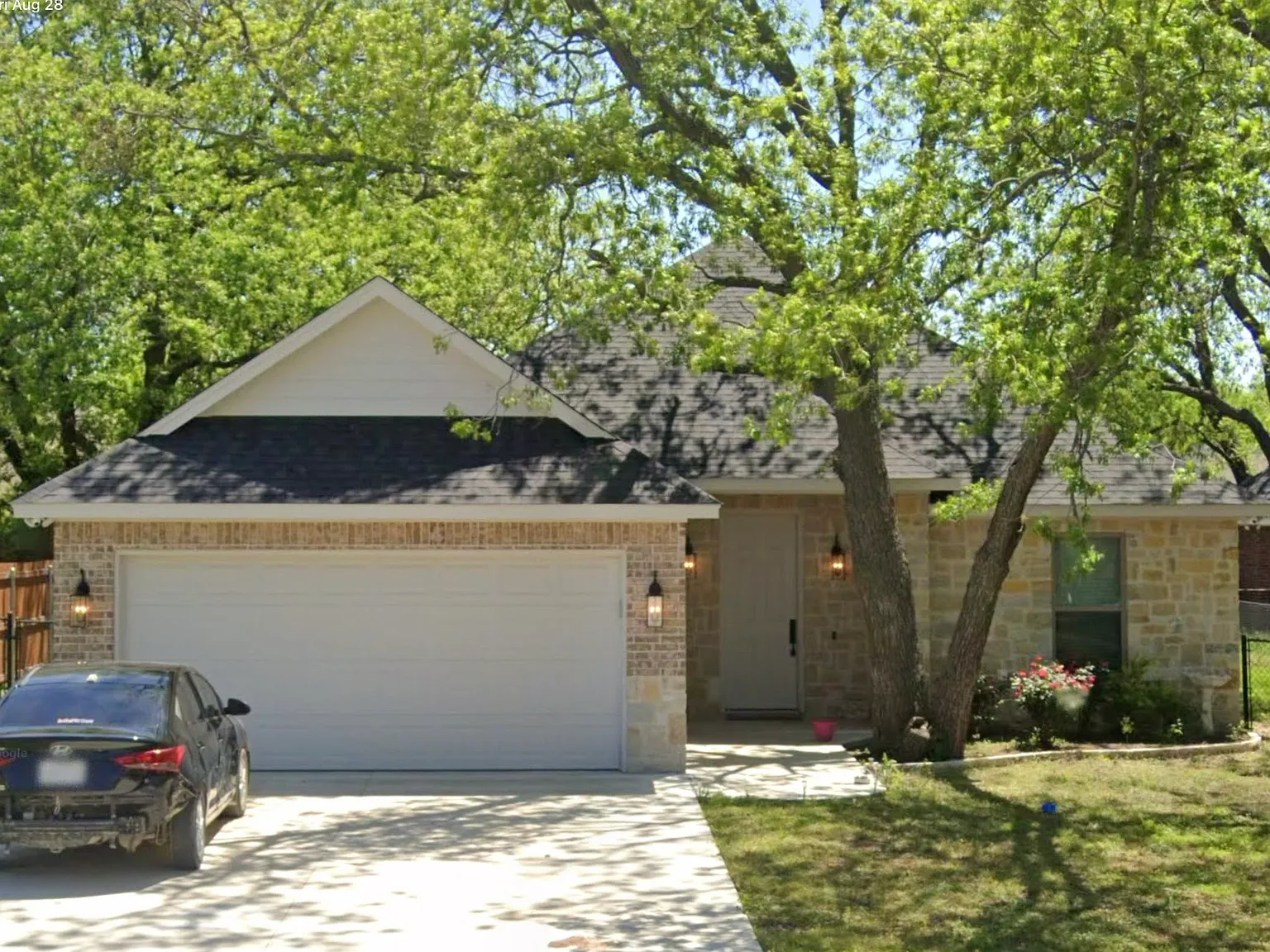 3 bed, 1357 sqft, $2,000 — Photo 1