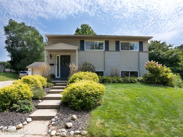 876 Panorama Ct, Milford, MI 48381