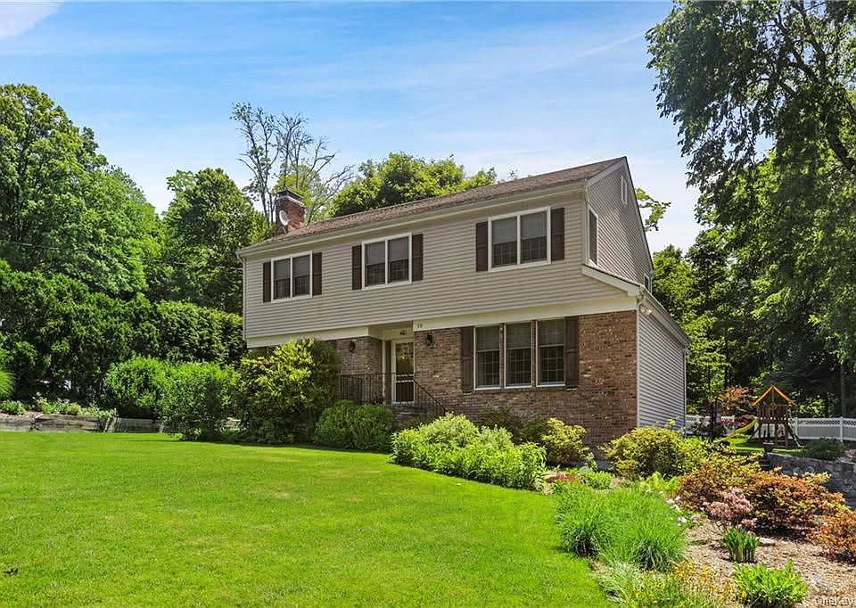 1st image of 10 Orchard Dr