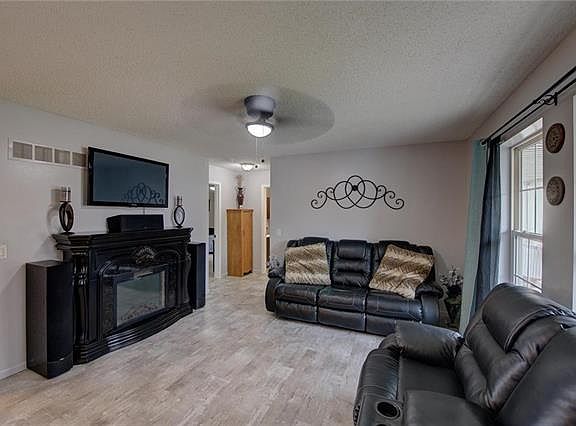 3rd image of 19505 Ironwood Dr