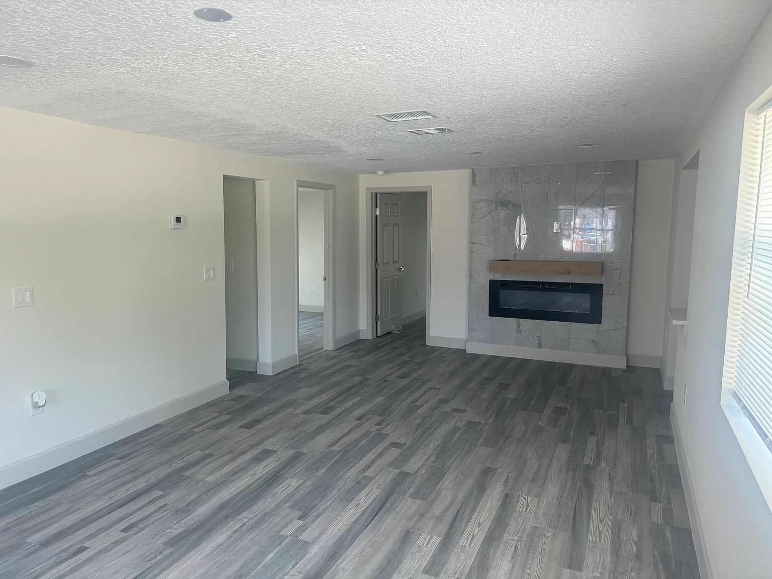 Charming 3 Bedroom, 3 Bath Duplex Utilities Included — Photo 4