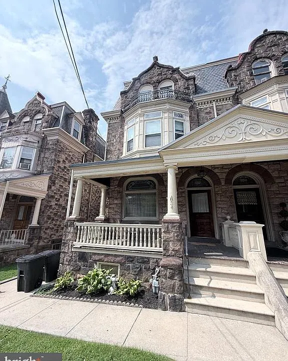 834 Centre Ave #3
