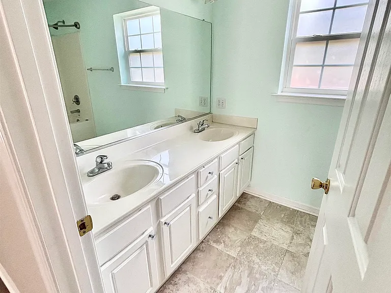 2400 Monroe St — Photo 17