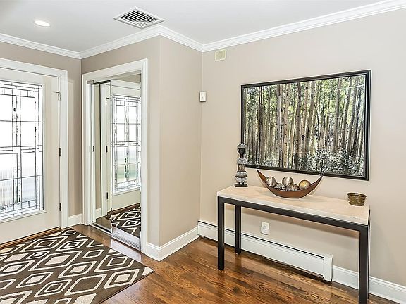 4th image of 8 Melissa Ct